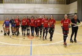 Las jugadoras del Telecable Hockey Gijón, en Mata-Jove, con su entrenadora Natasha Lee.