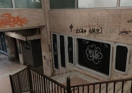 El pasadizo de Begoña en Gijón amanece con pintadas de simbología nazi