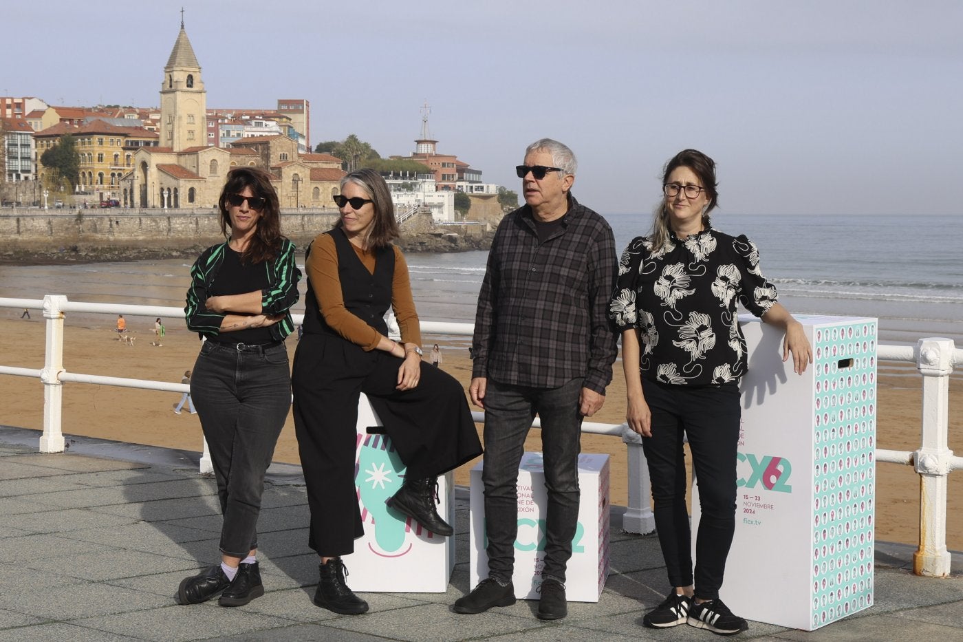 Las tres directoras vascas con Juan Carlos Pérez, en el Muro.