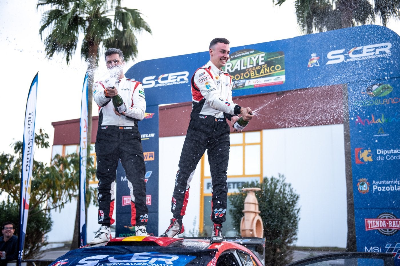 Alejandro Cachón y Borja Rozada, festejan sobre el techo del Toyota GR Yaris Rally2 el título nacional.