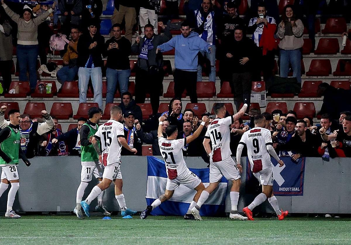 Los jugadores del Real Avilés celebran uno de los goles.