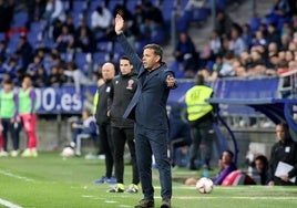 El técnico Javi Calleja da indicaciones a sus jugadores durante el encuentro.