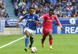 Hassan disputa un balón en el partido frente al Tenerife en el Carlos Tartiere.