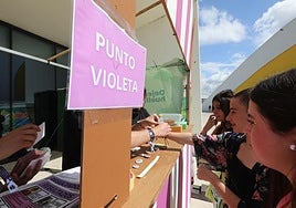 Punto violeta instalado en un festival musical celebrado en verano.