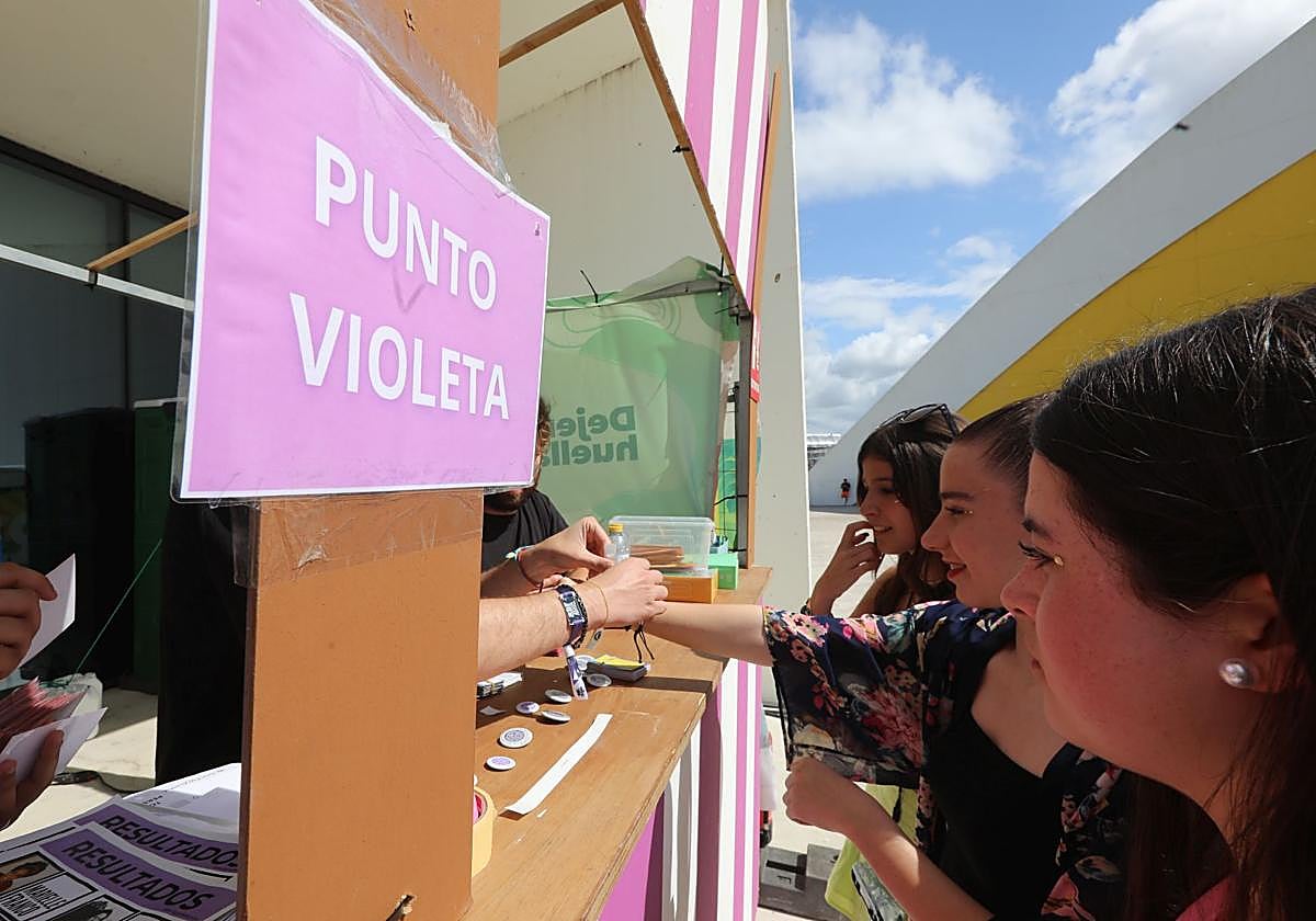 Punto violeta instalado en un festival musical celebrado en verano.