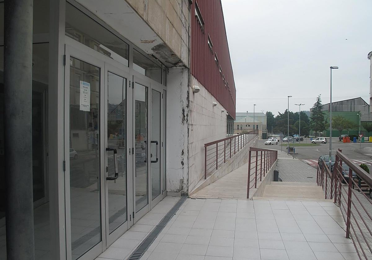 Acceso a la piscina municipal de Villaviciosa.