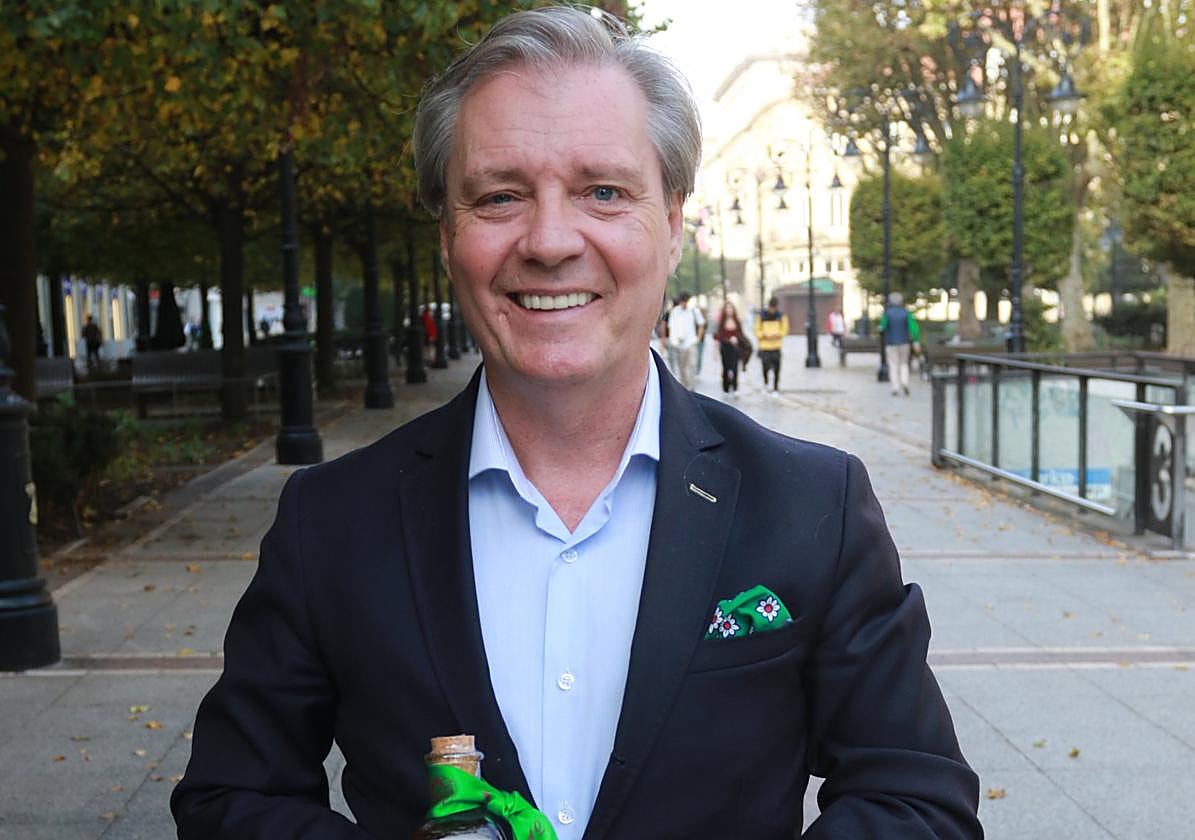 José Manuel Bajo, con una botella de aceite DOP Baena, en el paseo de Begoña de Gijón.