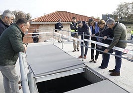 Miguel Ángel Ruiz Bazaco, jefe de Servicios y Proyectos de Obras Hidráulicas del Principado, muestra el cota del nuevo habitáculo a partir de la que se empezará a aliviar el agua.