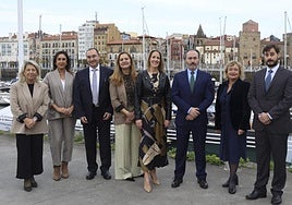 Ana G. Colunga, Gema Portal, Sergio Geijo, María de Vega, Pilar Santamarina, Iván Álvarez, Rosario Amado e Ignacio García, que integran una de las candidatura al decanato del Colegio de la Abogacía de Gijón, posan en el Puerto Deportivo.