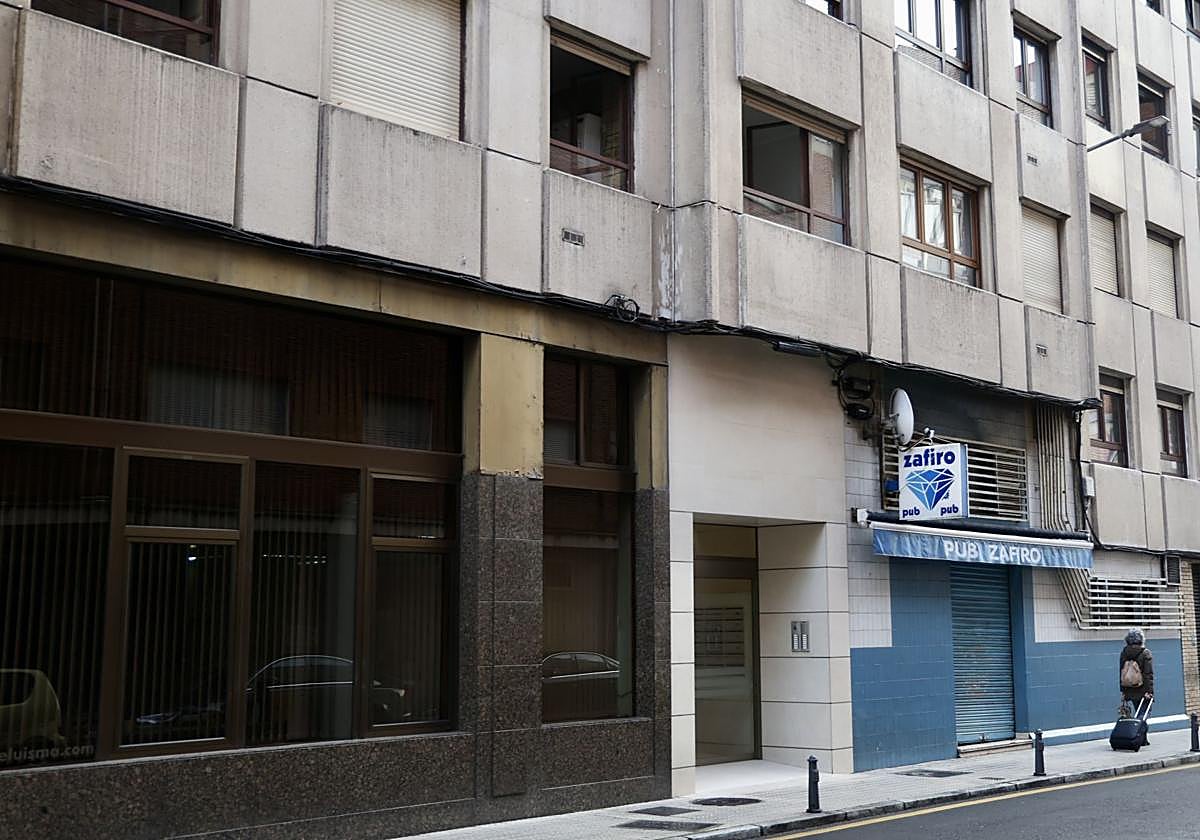 El portal donde se produjo la detención, a primera hora de ayer, en la calle Ribadesella.