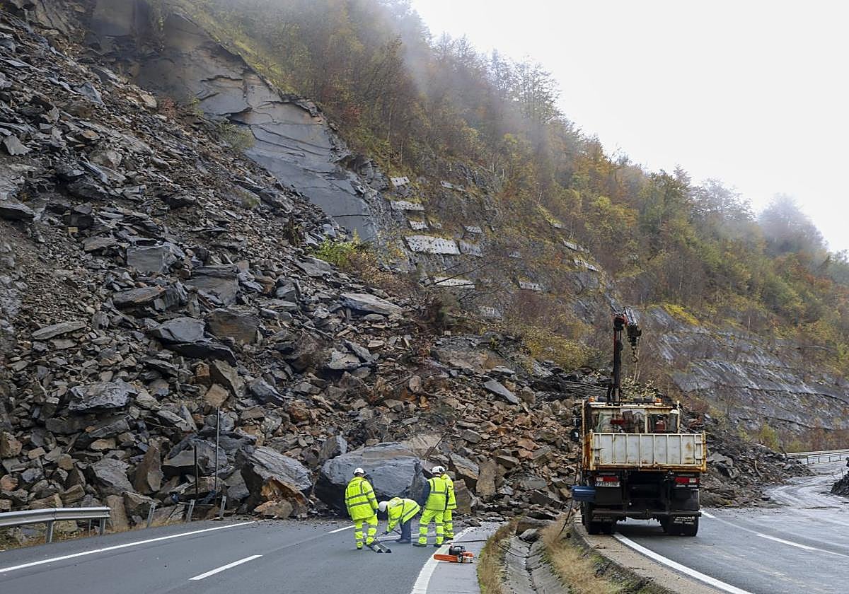 Operarios de Aucalsa trabajan en la reparación del argayo que corta, desde hace ocho días, la autopista del Huerna.