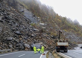 Operarios de Aucalsa trabajan en la reparación del argayo que corta, desde hace ocho días, la autopista del Huerna.