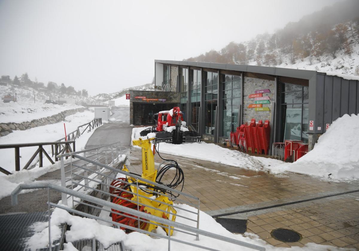 Instalaciones de la estación Fuentes de Invierno, en Aller.