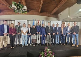 AdrIán Barbón con representantes de los once grupos de acción local que operan en Asturias