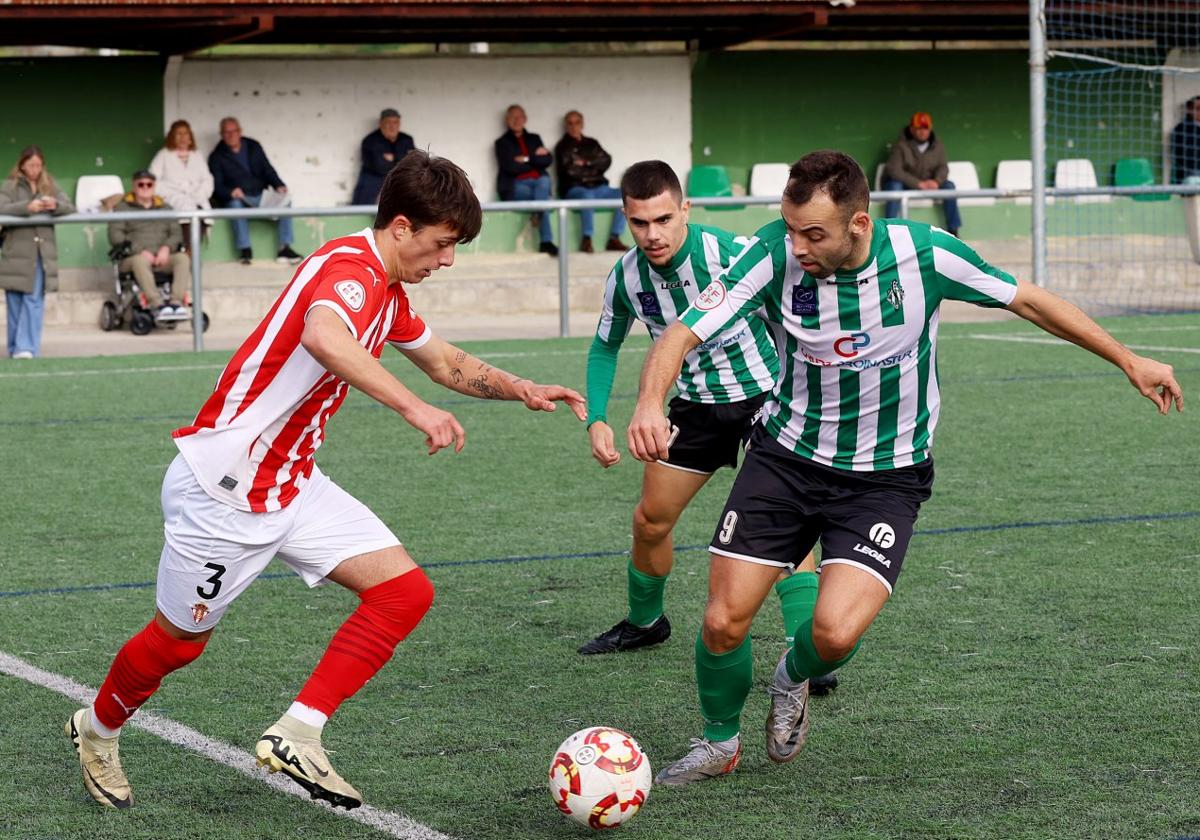 Carlos trata de superar a Monasterio en el Lenense-Sporting Atlético.