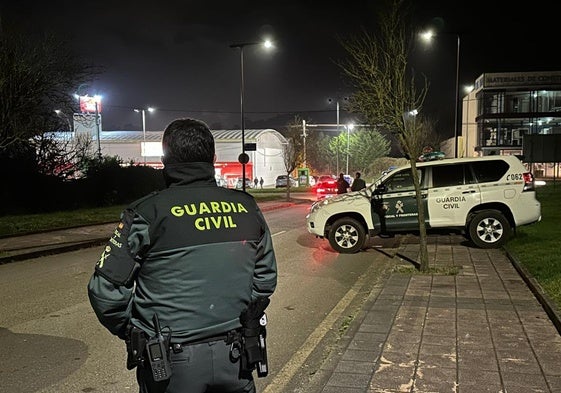 Agentes de la Guardia Civil en el lugar de los hechos.