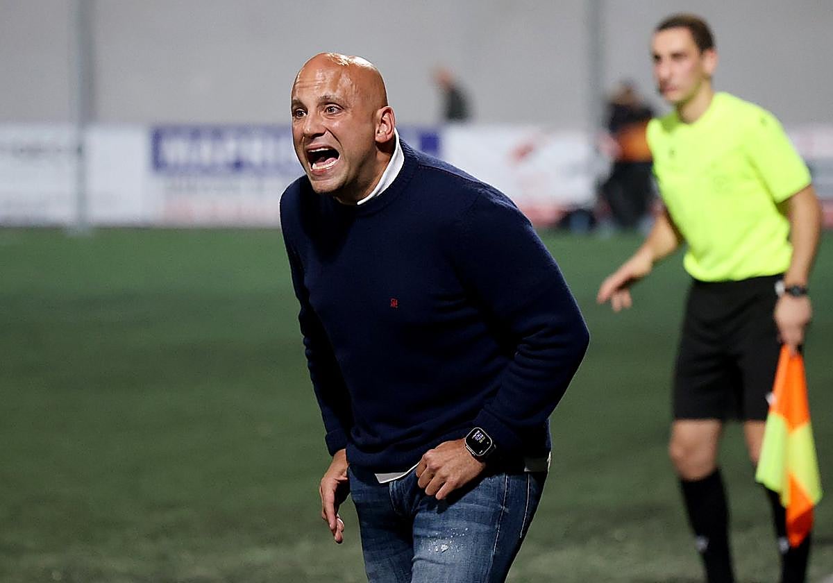 Javi Rozada da indicaciones a los jugadores del Real Avilés en el partido del sábado en Ganzábal.