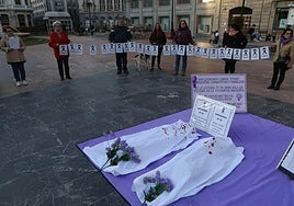El colectivo Mujeres de la Escandalera se concentra en la plaza cada vez que tiene lugar un asesinato machista