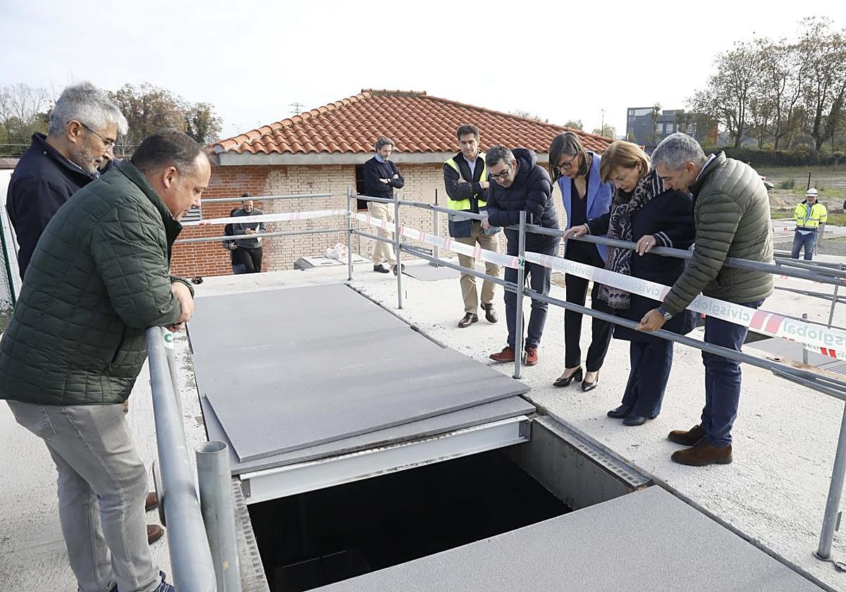 Miguel Ángel Ruiz Bazaco, jefe de Servicios y Proyectos de Obras Hidráulicas del Principado, muestra el cota del nuevo habitáculo a partir de la que se empezará a aliviar el agua.
