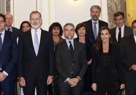 Carlos Franganillo, entre los Reyes, en la entrega del premio Francisco Cerecedo.