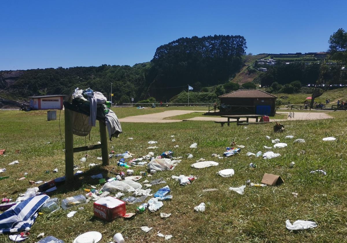 La zona de recreo junto a la playa de Carranques, en Perlora, a finales de julio .