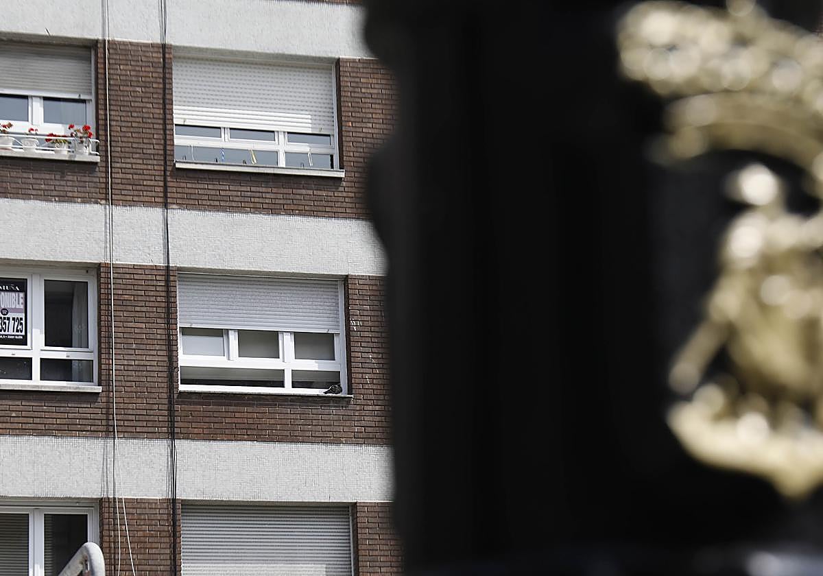 Un piso de un edificio de Gijón en venta.