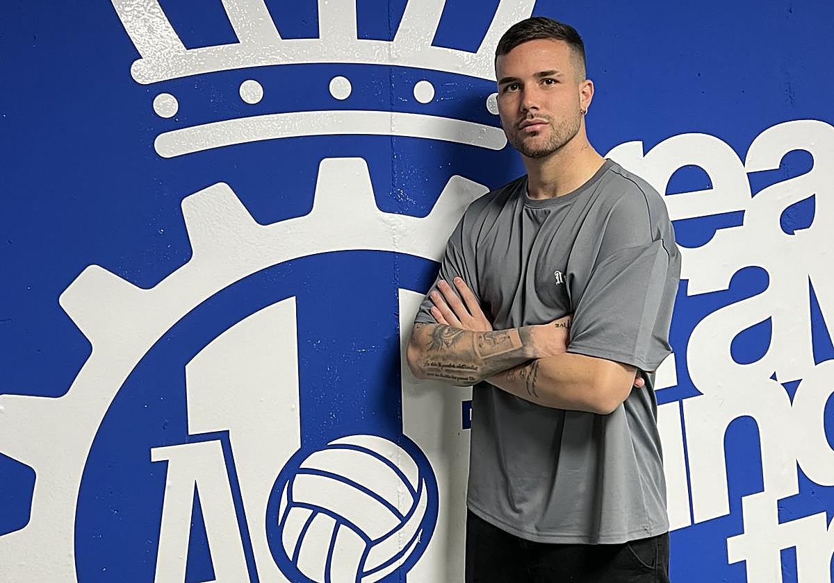Kevin Bautista posa junto a un escudo del Real Avilés, club en el que está recuperando su mejor versión.