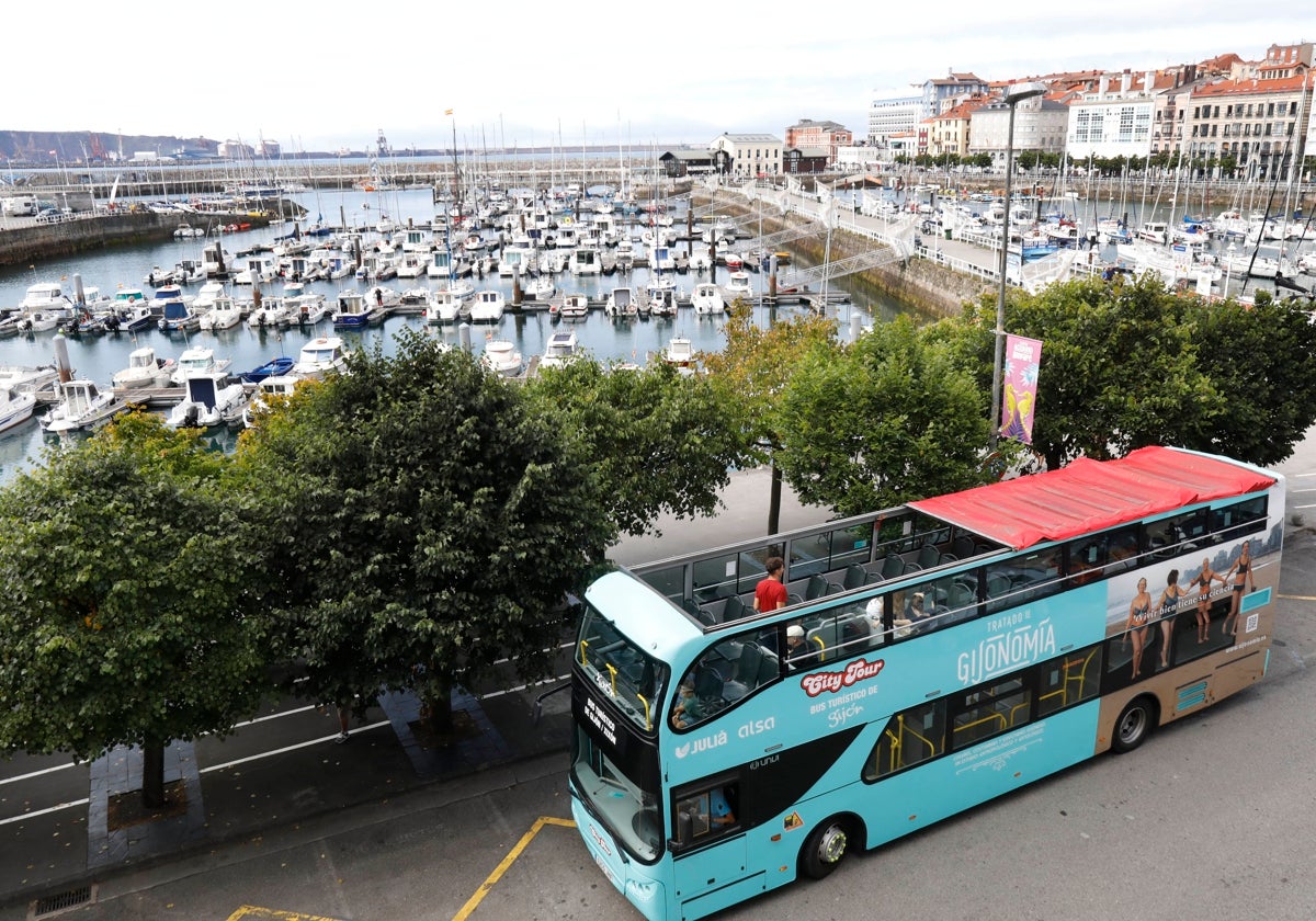 El bus turístico de Gijón trasladará su parada a la zona del Museo del Ferrocarril para no interferir con el nuevo carril bici de Fomento