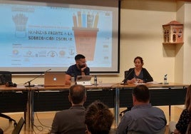 Daniel Turienzo y Mònica Nadal, ayer, en el Palacio Valdecarzana de Avilés durante la joranda 'Alianzas frente a la Segregación Escolar del CP Virgen de las Mareas'