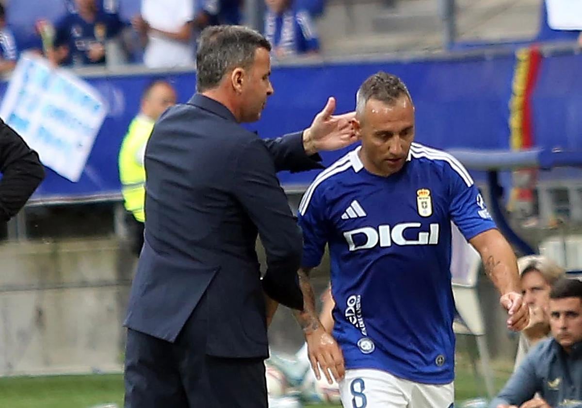 Javi Calleja felicita a Cazorla.