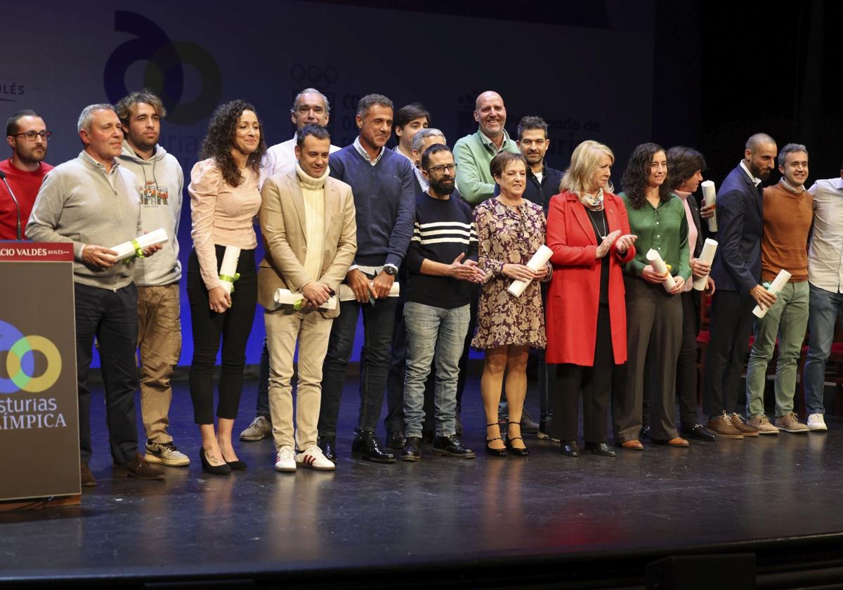 Foto de familia de los deportistas asturianos participantes en los últimos Juegos Olímpicos.