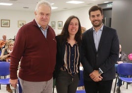 Ramón Avello, la moderadora Laura Viñuela, y Antonio Hedrera, en la sede vecinal de Somió.