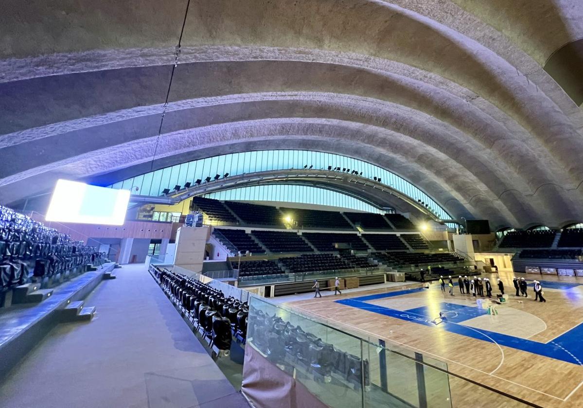 El Palacio de los Deportes de Oviedo ya tiene instalados el mobiliario, la nueva pista y el videomarcador