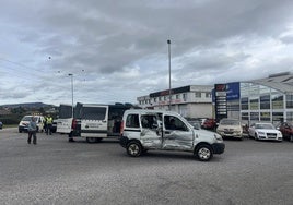 Así quedó la furgoneta tras el impacto.