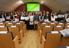 Los 243 egresados del curso 2023-2024 de la UNED Asturias con sus respectivas titulaciones, en el Salón de Actos de la universidad.