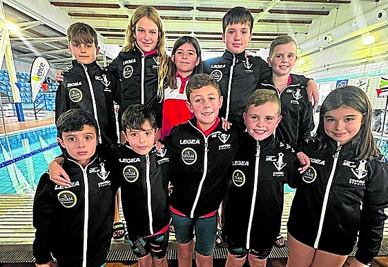 Pequeños nadadores del Club de natación Las Anclas.