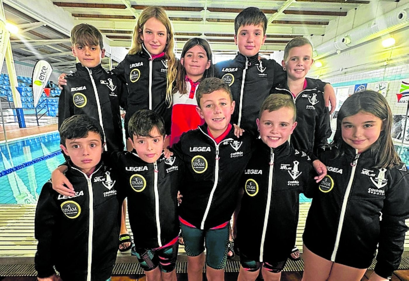 Pequeños nadadores del Club de natación Las Anclas.