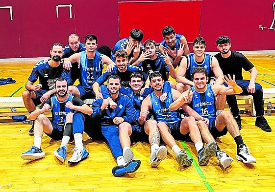 Los jugadores de la Atlética Avilesina celebran la séptima victoria.