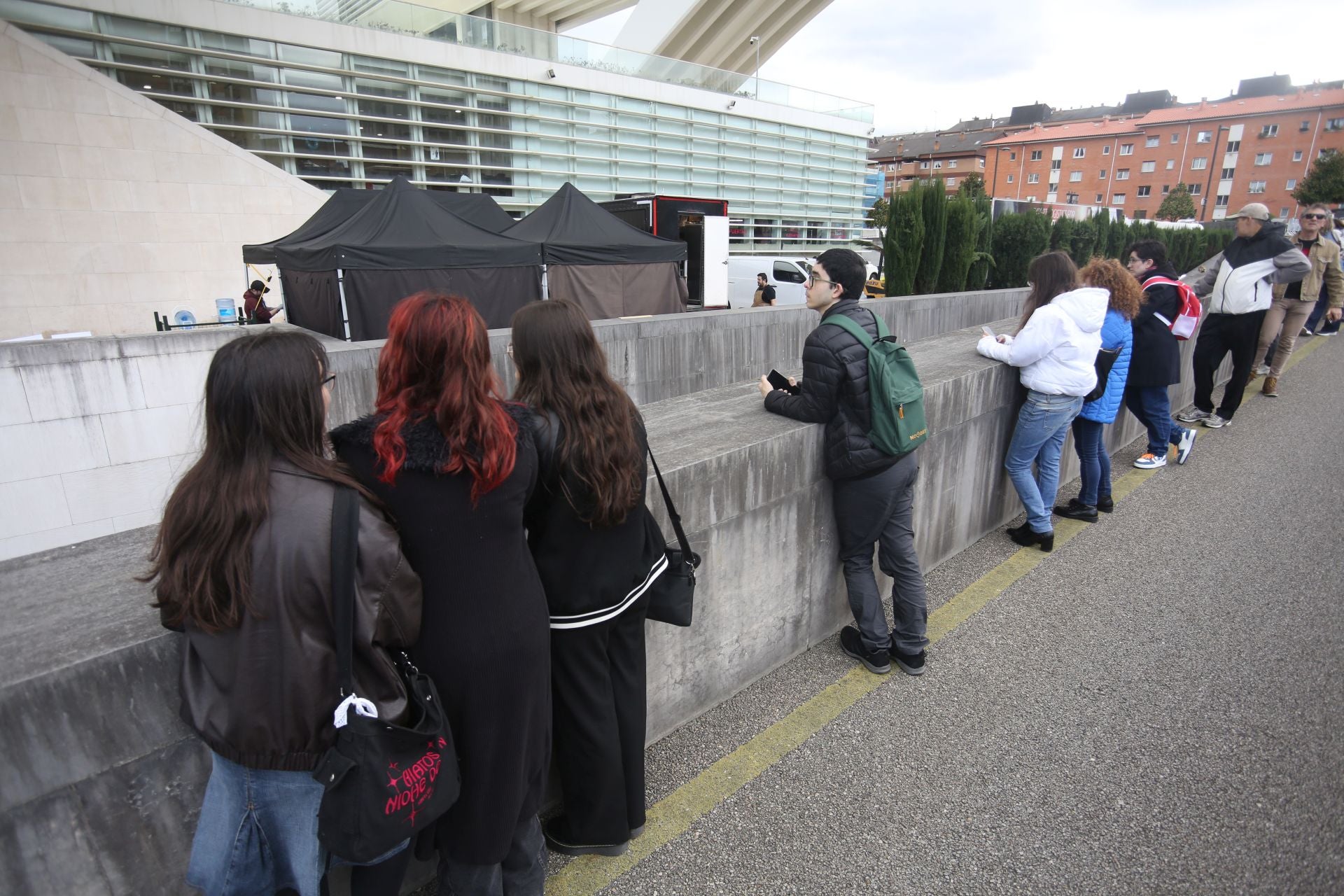 Fans de 'Los 4 Fantásticos', en el Calatrava de Oviedo, donde se está rodando la nueva película de Marvel.