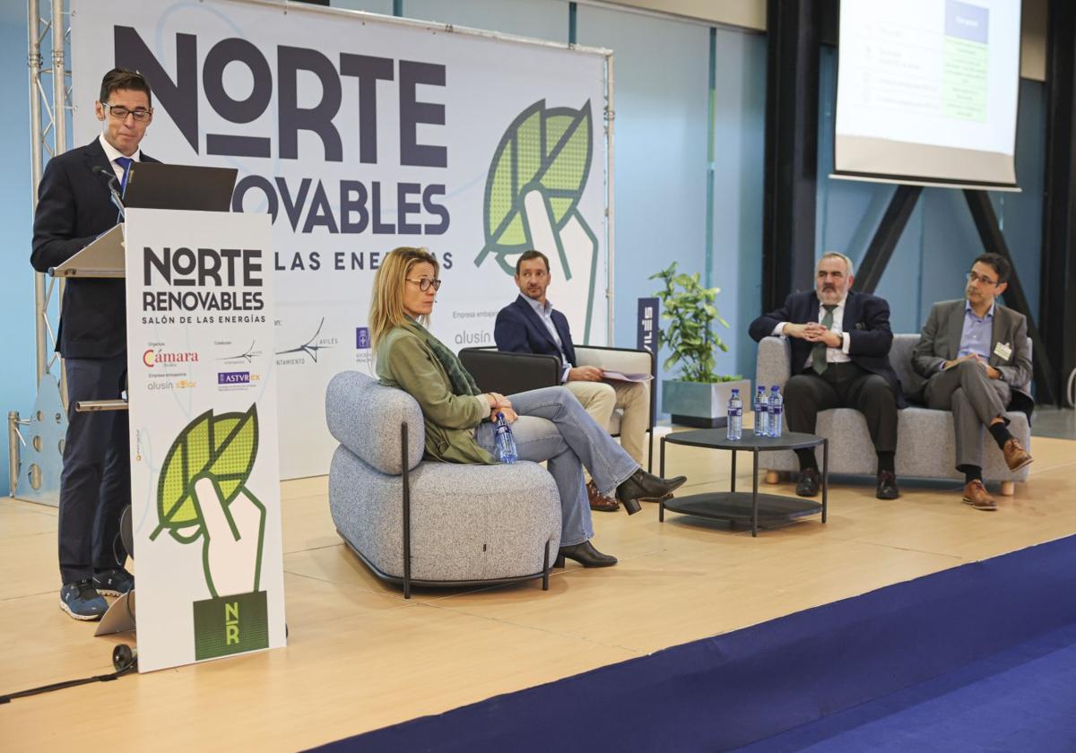 Rafael Cabañeros, durante su intervención, en la primera mesa redonda de NorteRenovables, que se celebra en Avilés.