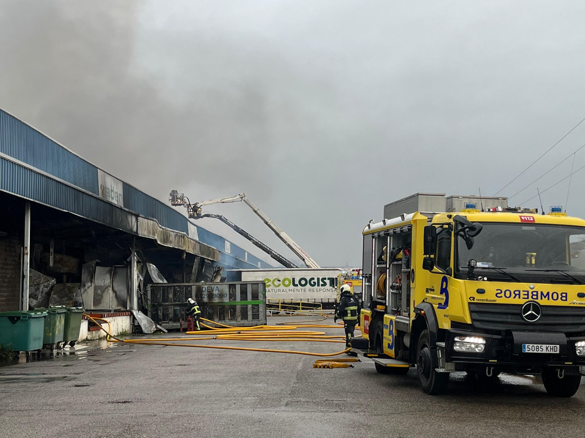 Así ha sido el pavoroso incendio en Silvota que ha calcinado dos empresas