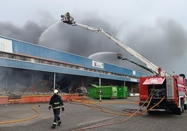 El incendio está generando una densa nube de humo en las inmediaciones de la autopista A-66.