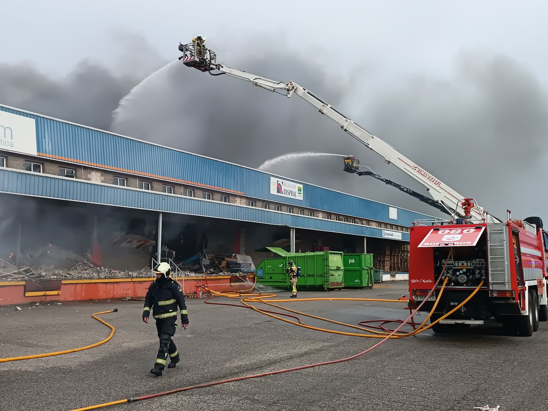 Así ha sido el pavoroso incendio en Silvota que ha calcinado dos empresas