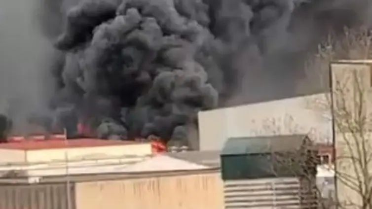 Así ha sido el pavoroso incendio en Silvota que ha calcinado dos empresas