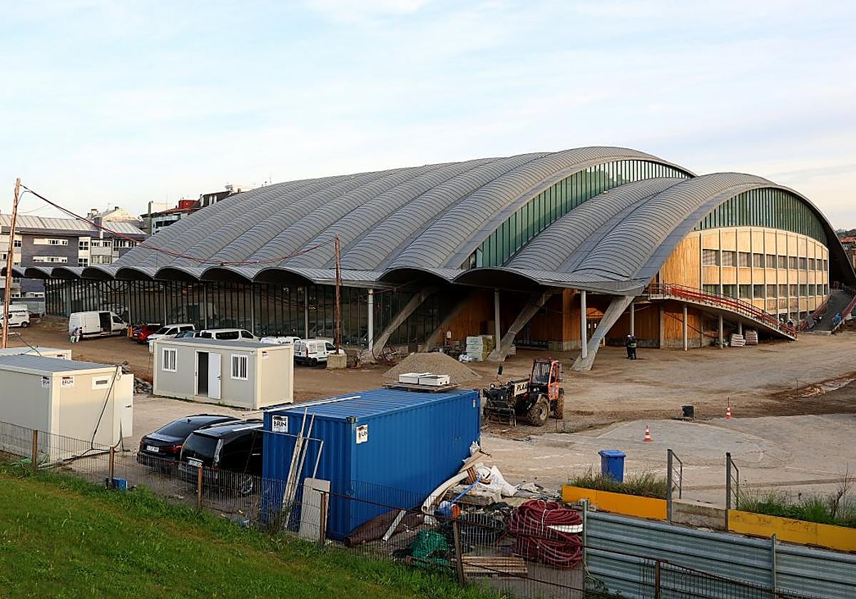 La zona exterior del Palacio de los Deportes de Oviedo, que se somete a una reforma integral.