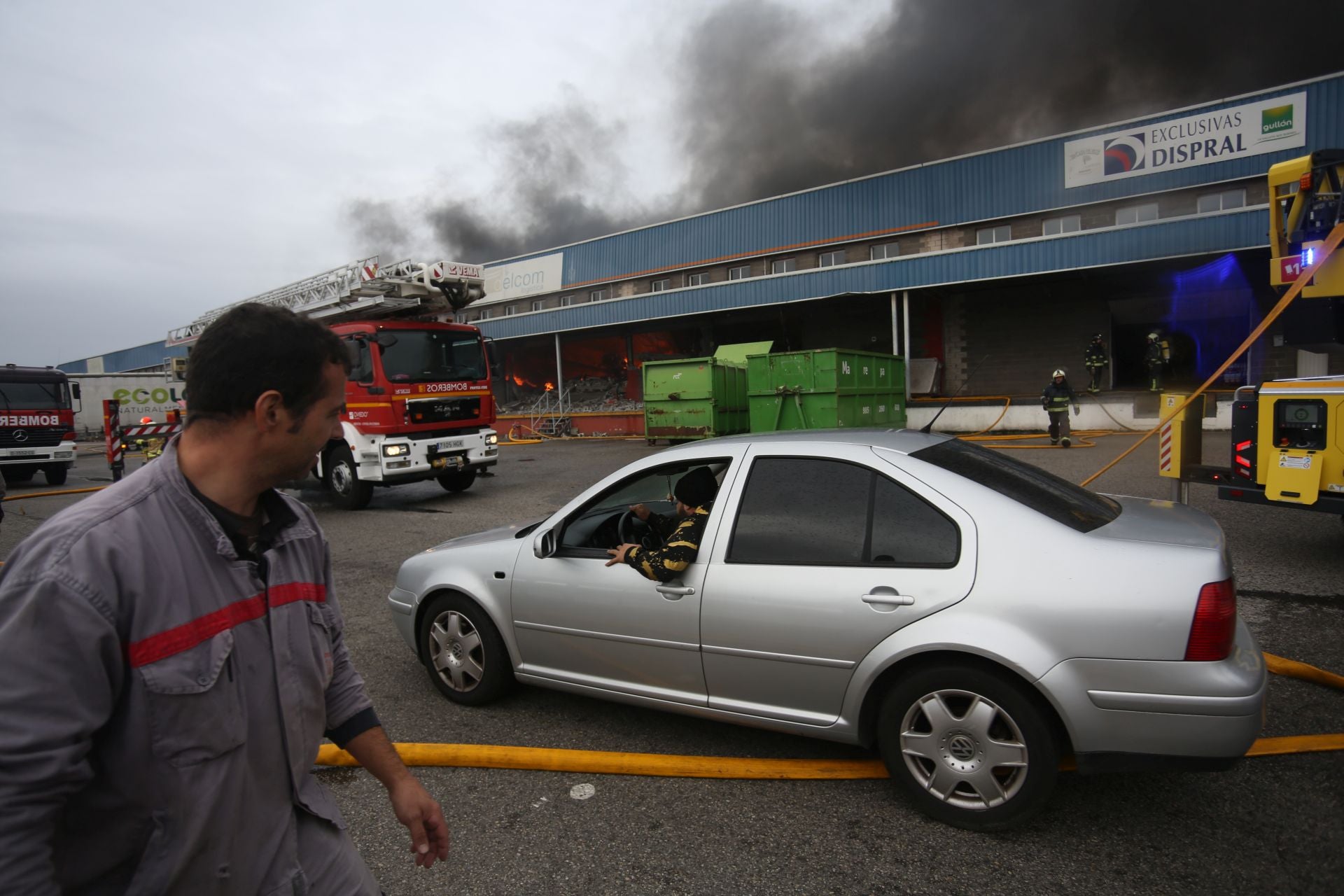 Así ha sido el pavoroso incendio en Silvota que ha calcinado dos empresas