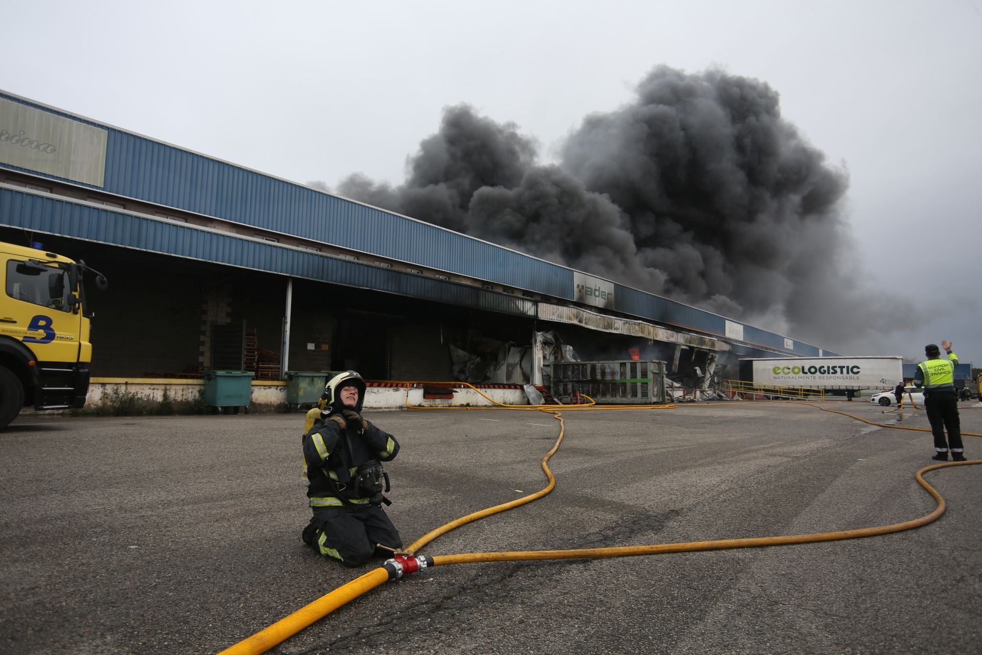 Así ha sido el pavoroso incendio en Silvota que ha calcinado dos empresas