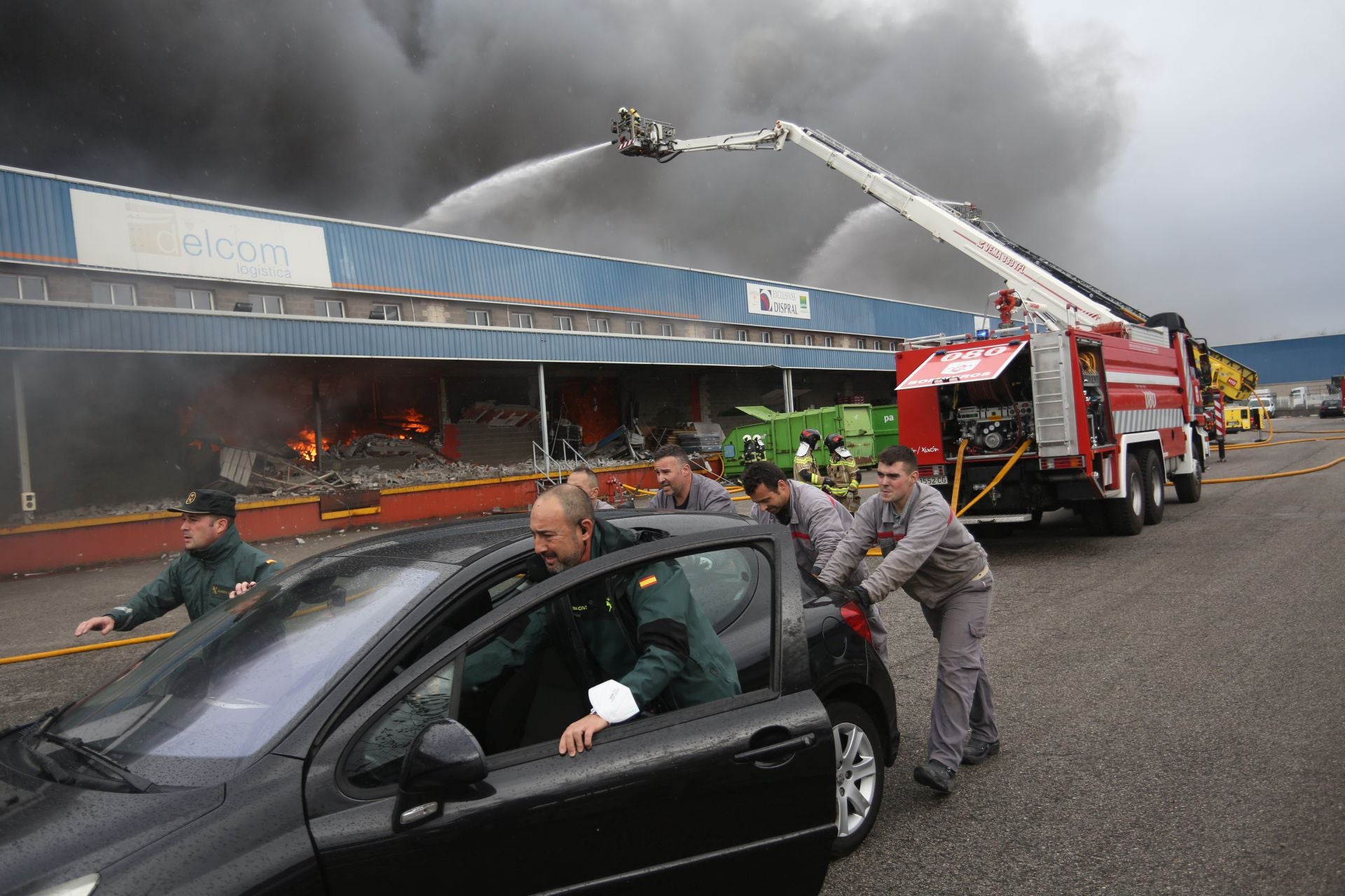 Así ha sido el pavoroso incendio en Silvota que ha calcinado dos empresas