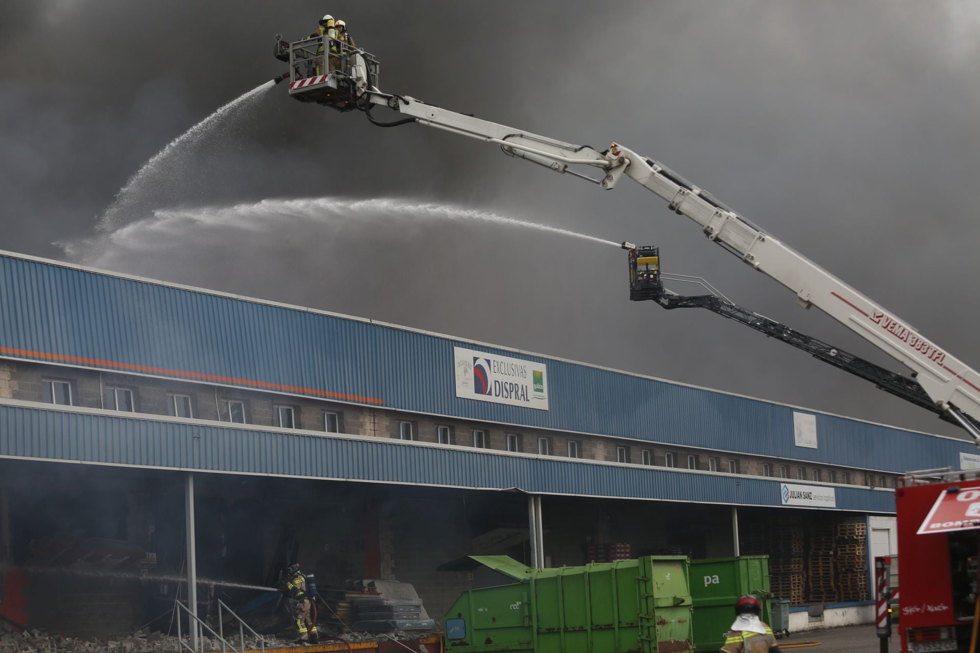 Así ha sido el pavoroso incendio en Silvota que ha calcinado dos empresas