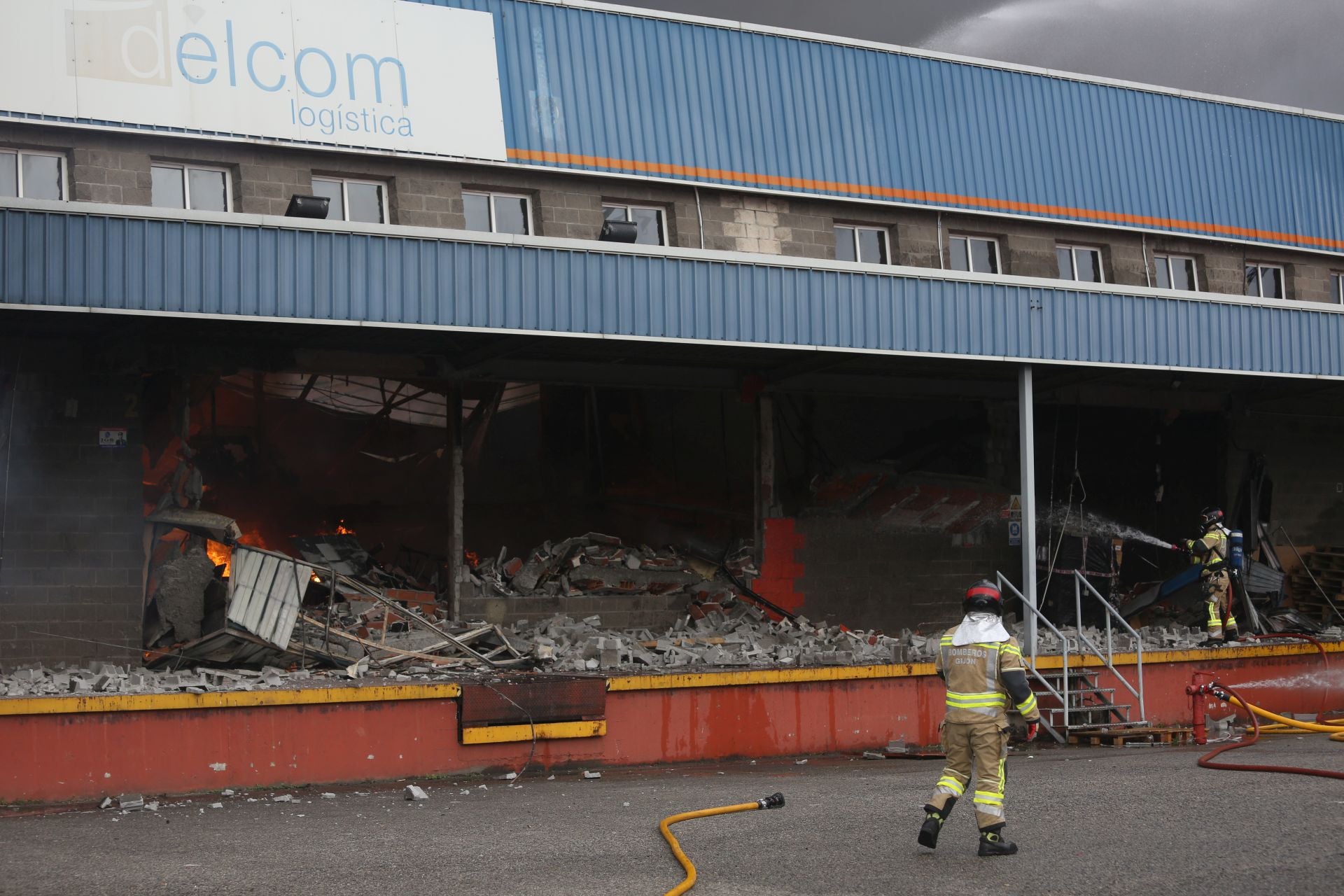 Así ha sido el pavoroso incendio en Silvota que ha calcinado dos empresas